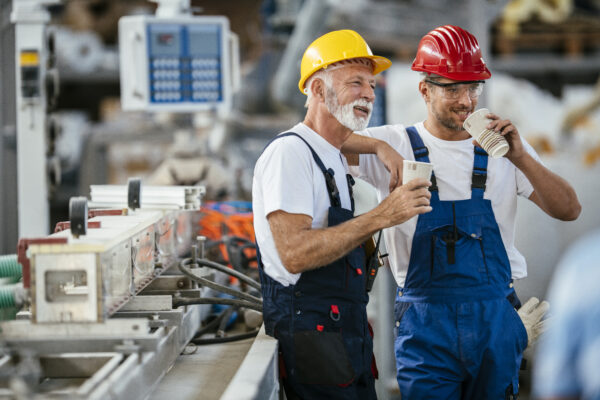 Les ouvriers d'usine se détendent